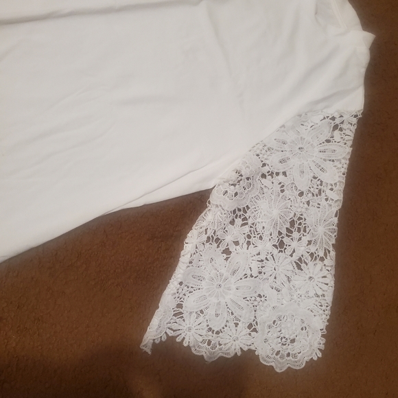 White tunic blouse. Size XL. Made of 95% polyester & 5% spandex. - Picture 2 of 9